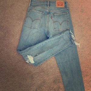 Size 26. Levi cropped jeans
